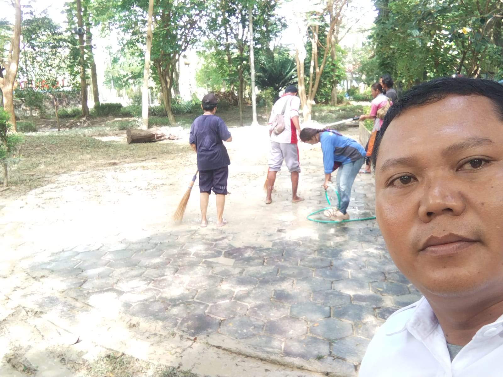 DLH Grobogan Kerahkan Seluruh Pegawai Bersihkan Kantor dan Taman Kota Pasca Banjir
