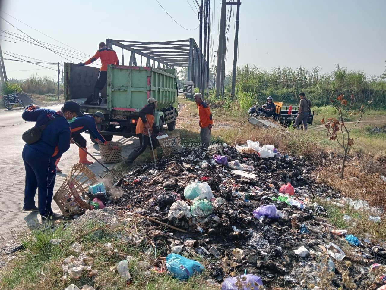 Sinergi Polri dan DLH Grobogan Bersihkan Sampah, Semarakkan HUT Bhayangkara ke-80 dengan Aksi Nyata Peduli Lingkungan
