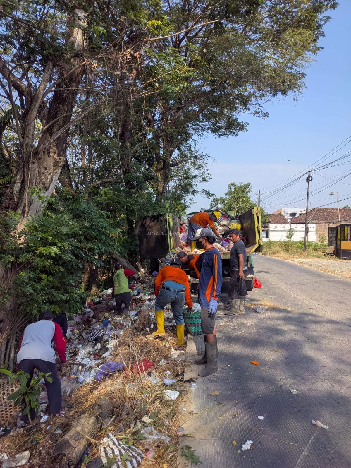 DLH Grobogan Bersihkan Tumpukan Sampah Liar di Karangrayung, Kesadaran Masyarakat Masih Menjadi Tantangan