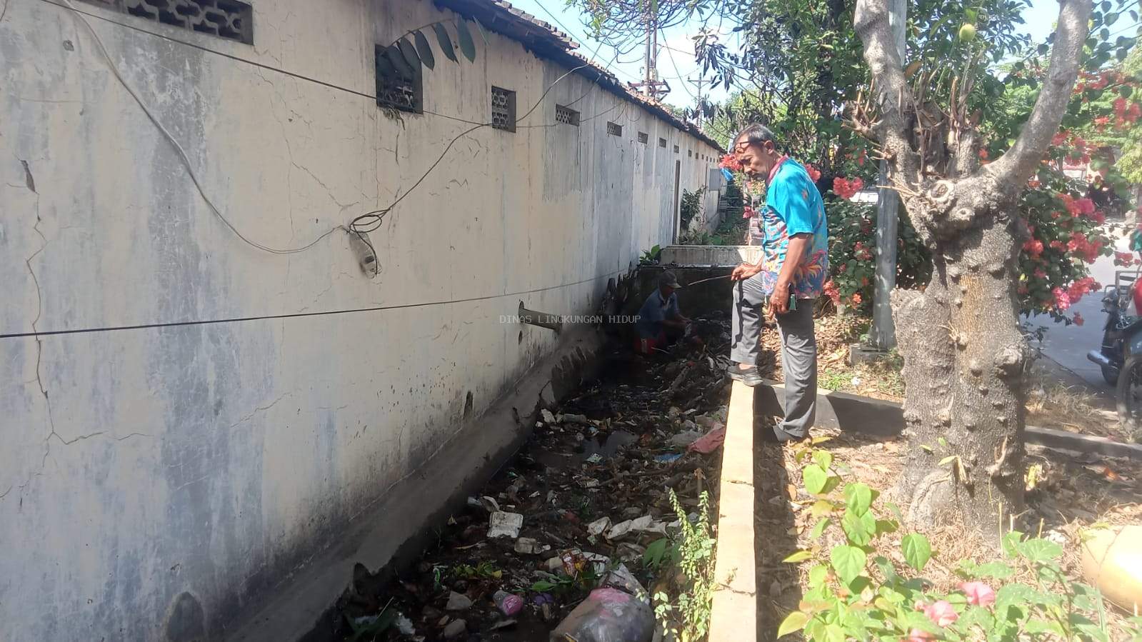 Gass Terus! UPTD DLH Wilayah Timur Bersihkan Saluran Air Pasar Wirosari Sambut HUT Ke-81 RI