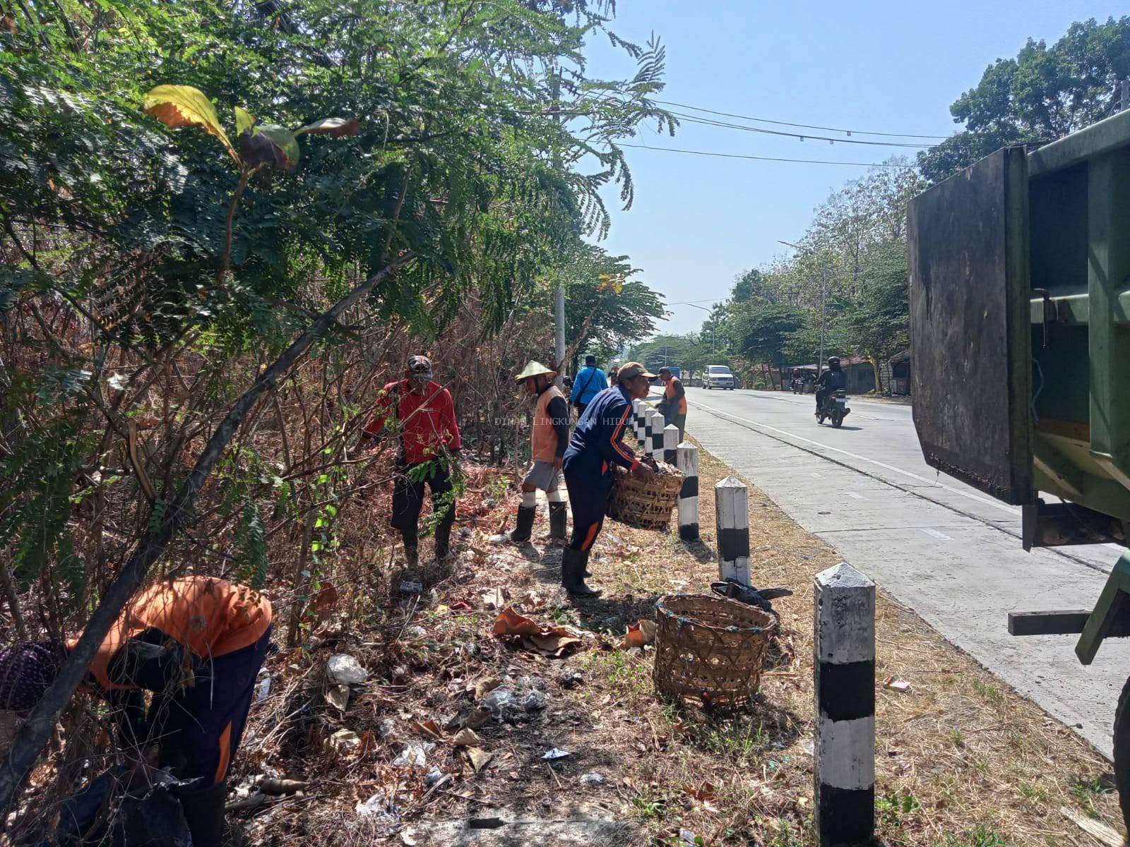 Aksi Tanpa Lelah! Hari Ketiga WCD 2026, UPTD Persampahan Wilayah Timur Bersihkan 5 Desa dan Sisir 1,7 Ton Sampah
